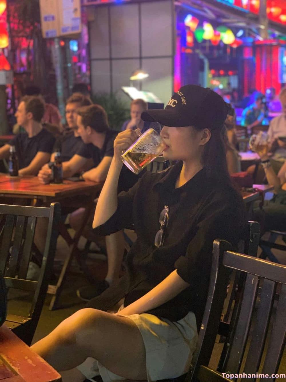 ảnh con gái uống bia 25