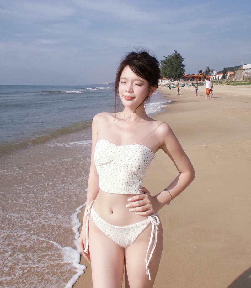 Ảnh Gái xinh mặc bikini trắng 23