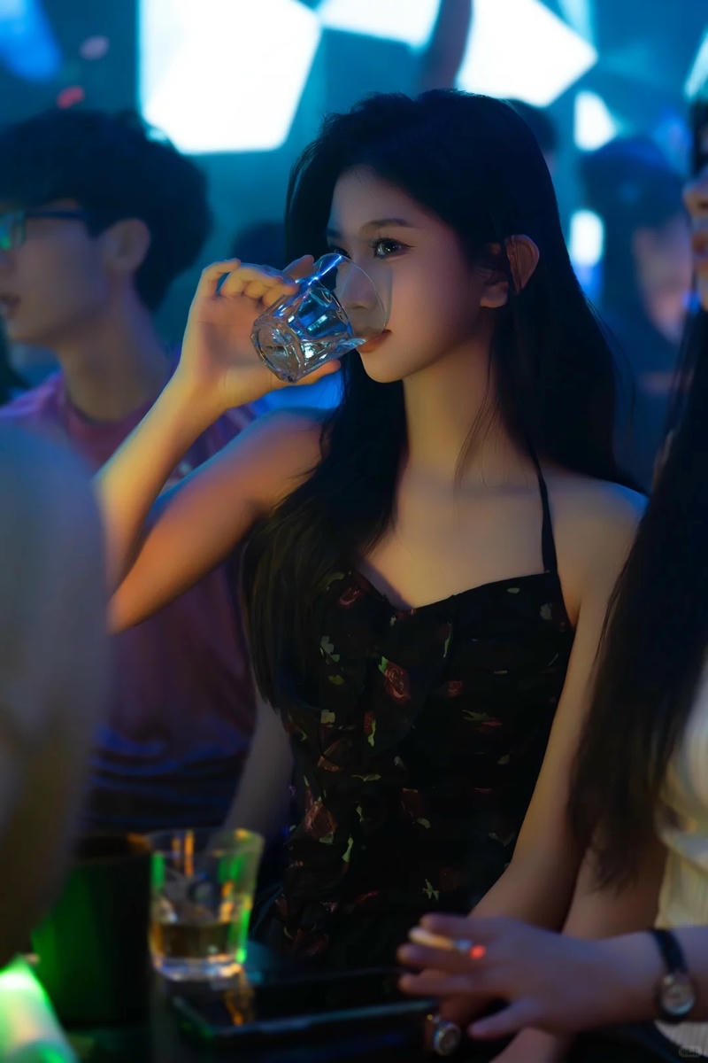 ảnh gái đi bar 62