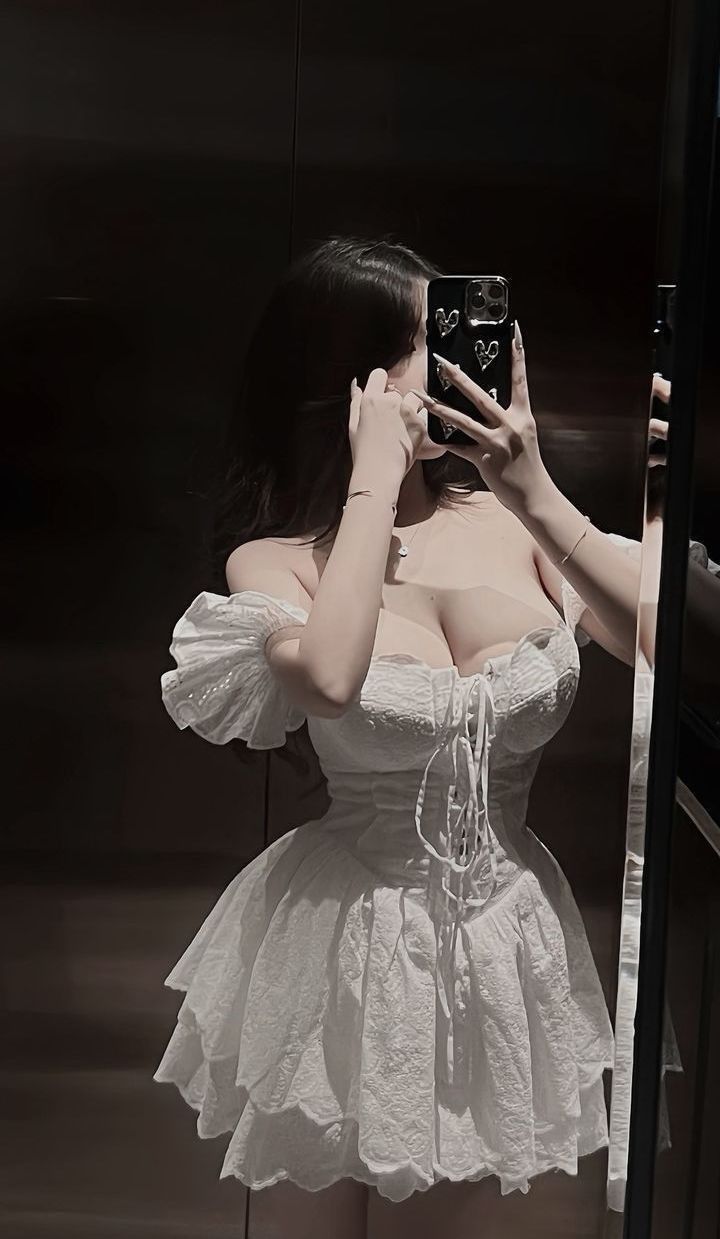 hình chụp trước gương che mặt nữ 19