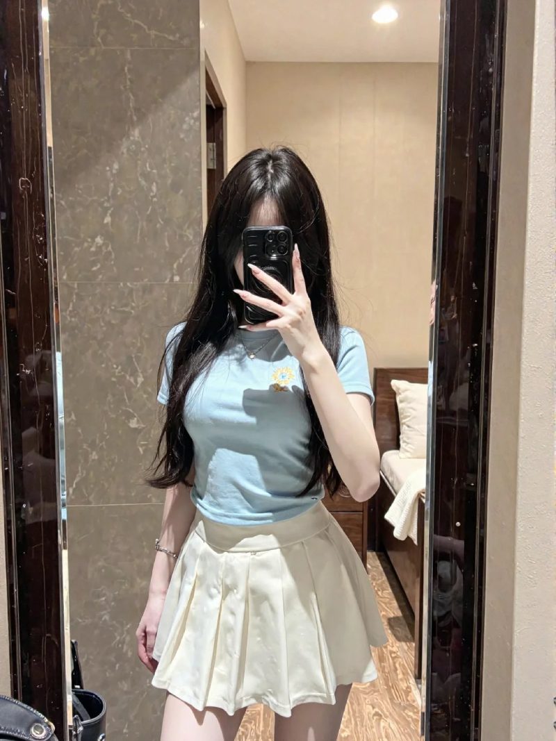 ảnh chụp trước gương che mặt nữ 1