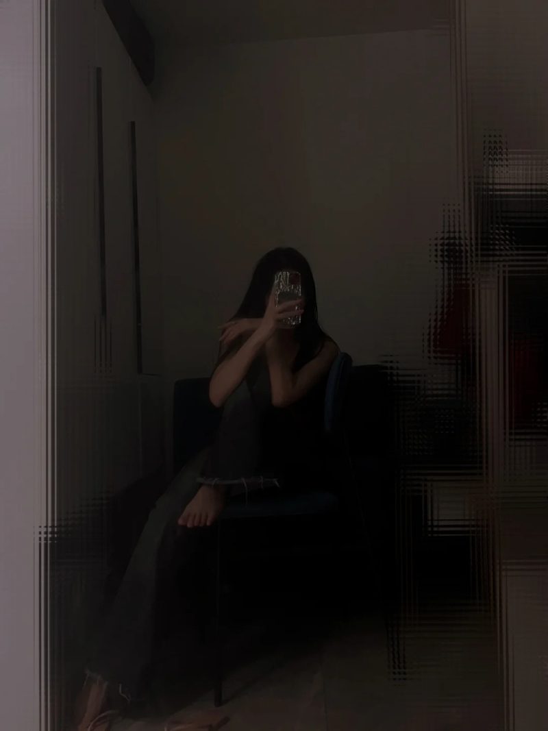 ảnh chụp trước gương che mặt nữ 13