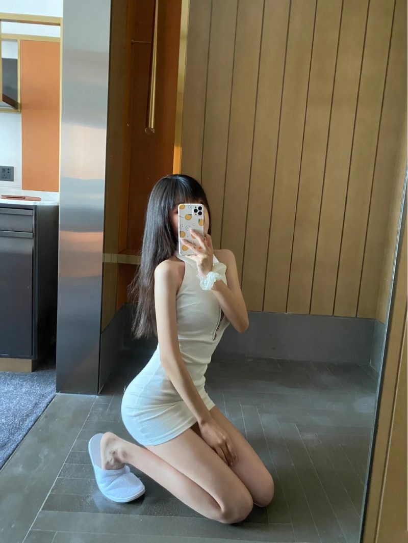 ảnh chụp trước gương che mặt nữ 19