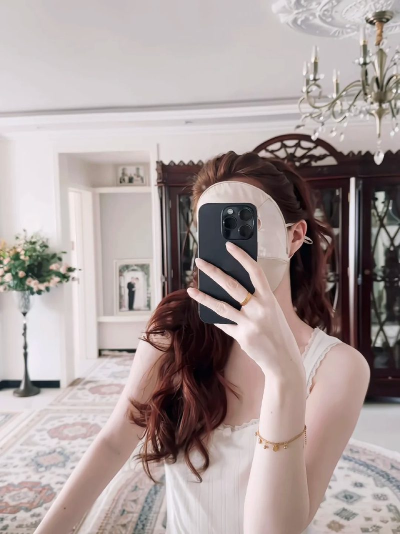 ảnh chụp trước gương che mặt nữ 22