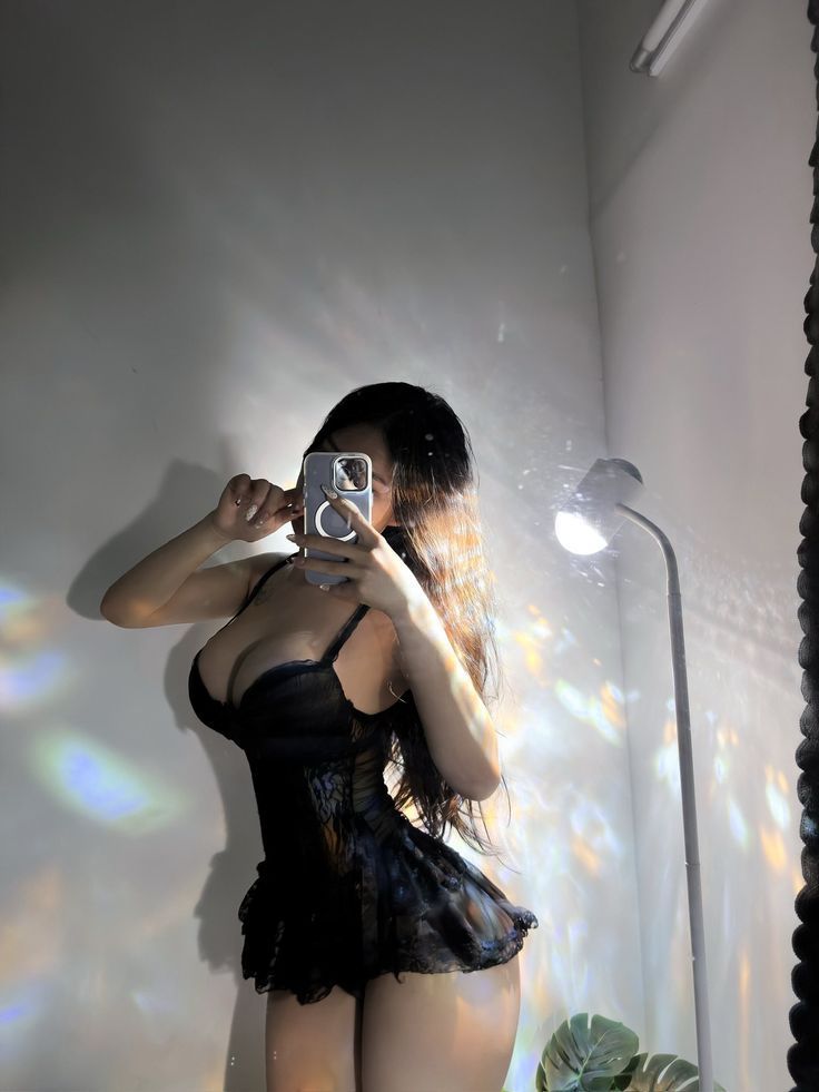 hình chụp trước gương che mặt nữ 15