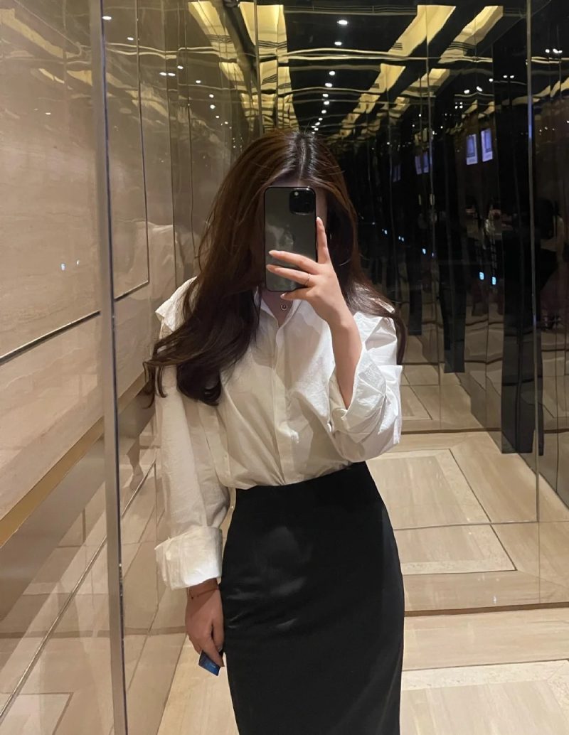 ảnh chụp trước gương che mặt nữ 30