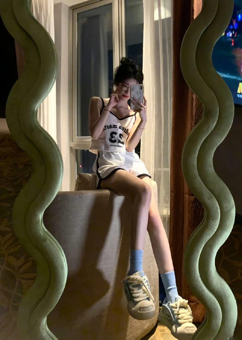 ảnh chụp trước gương che mặt nữ 33