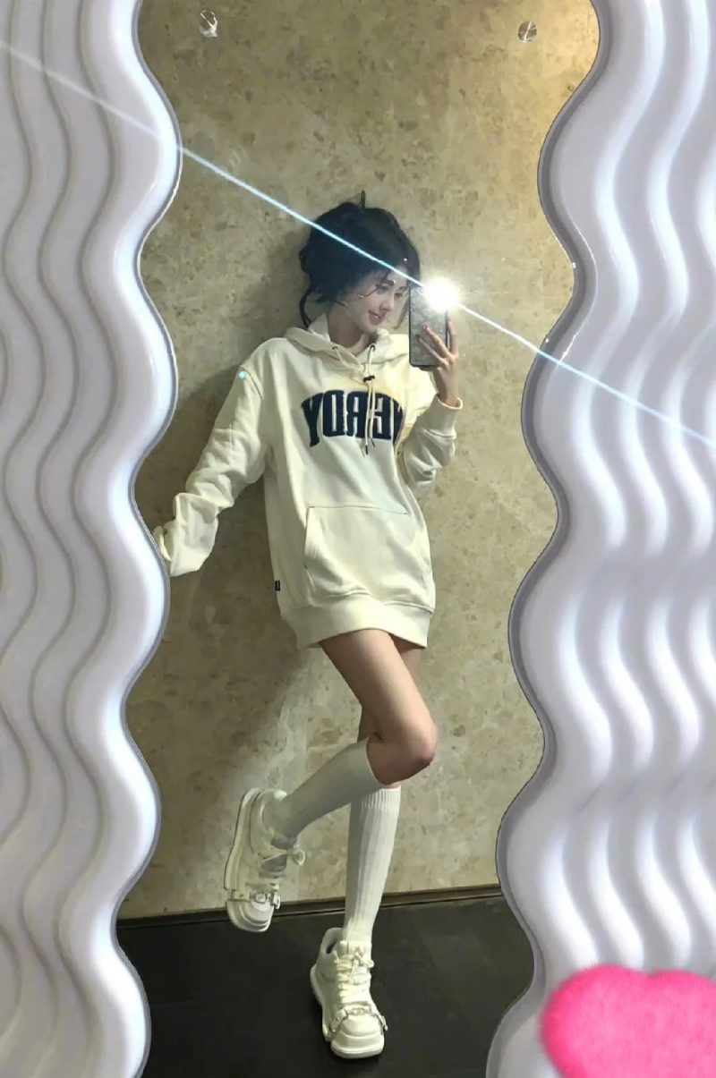 ảnh chụp trước gương che mặt nữ 34