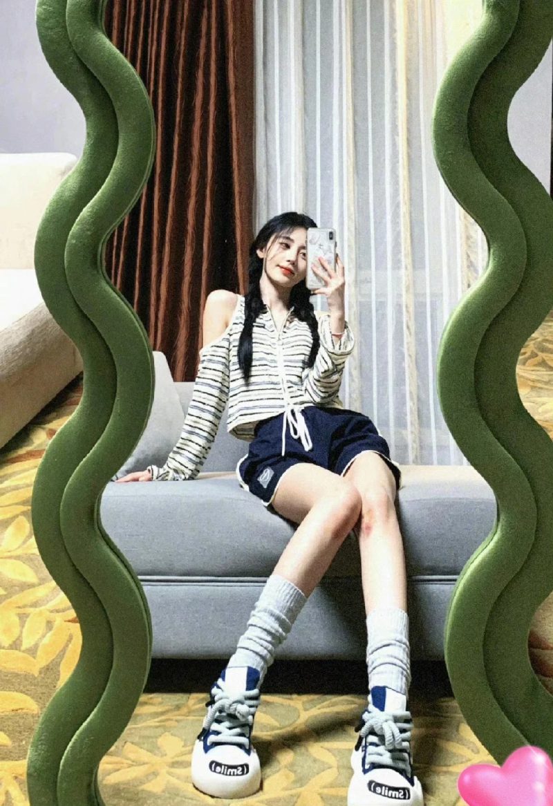 ảnh chụp trước gương che mặt nữ 35