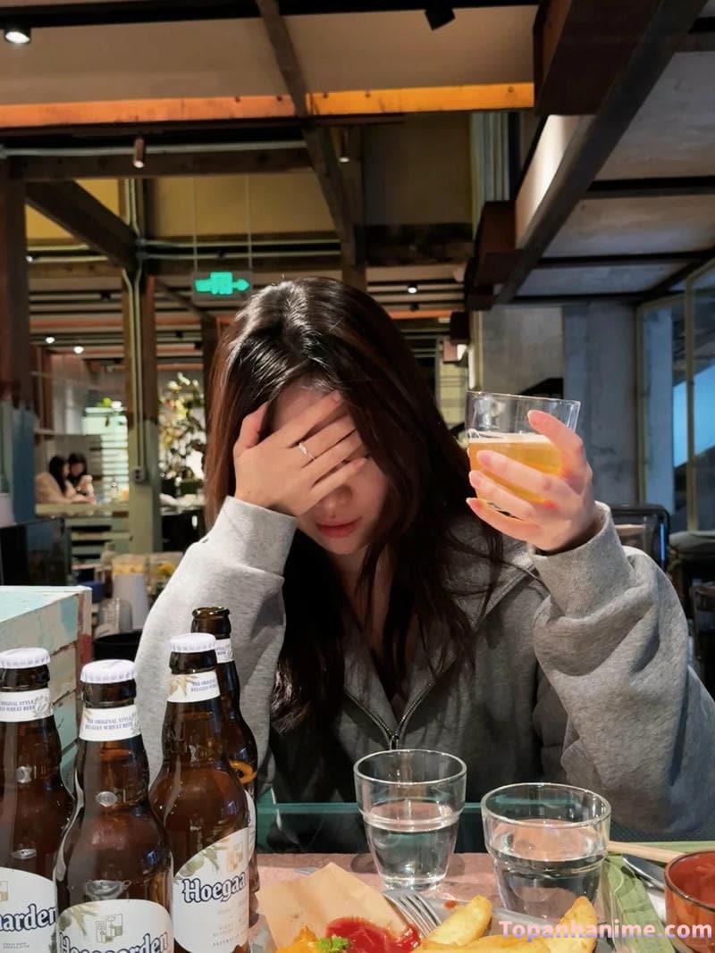 ảnh con gái uống bia 44