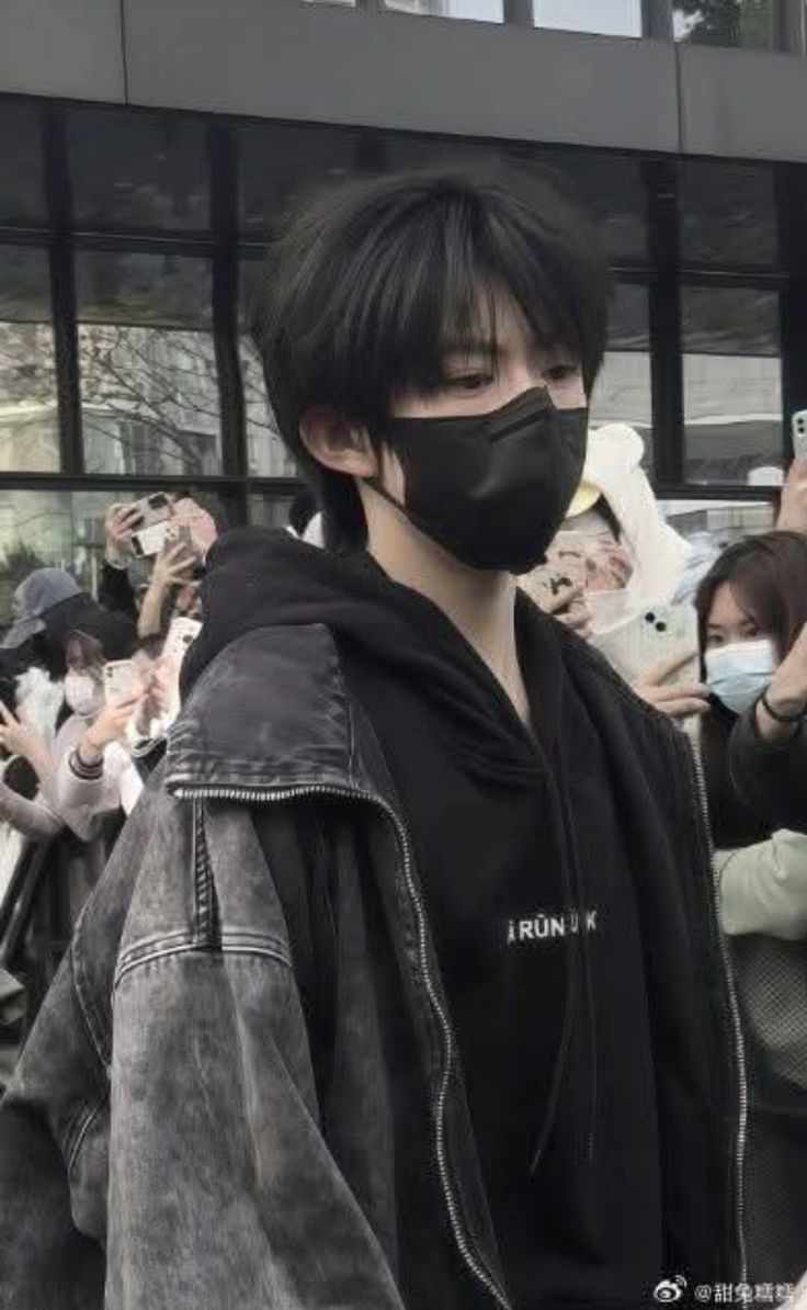 Ảnh con trai đeo khẩu trang đen 4