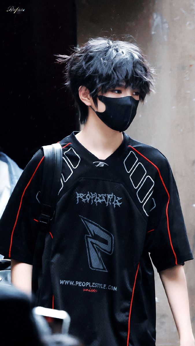 Ảnh con trai đeo khẩu trang đen 3