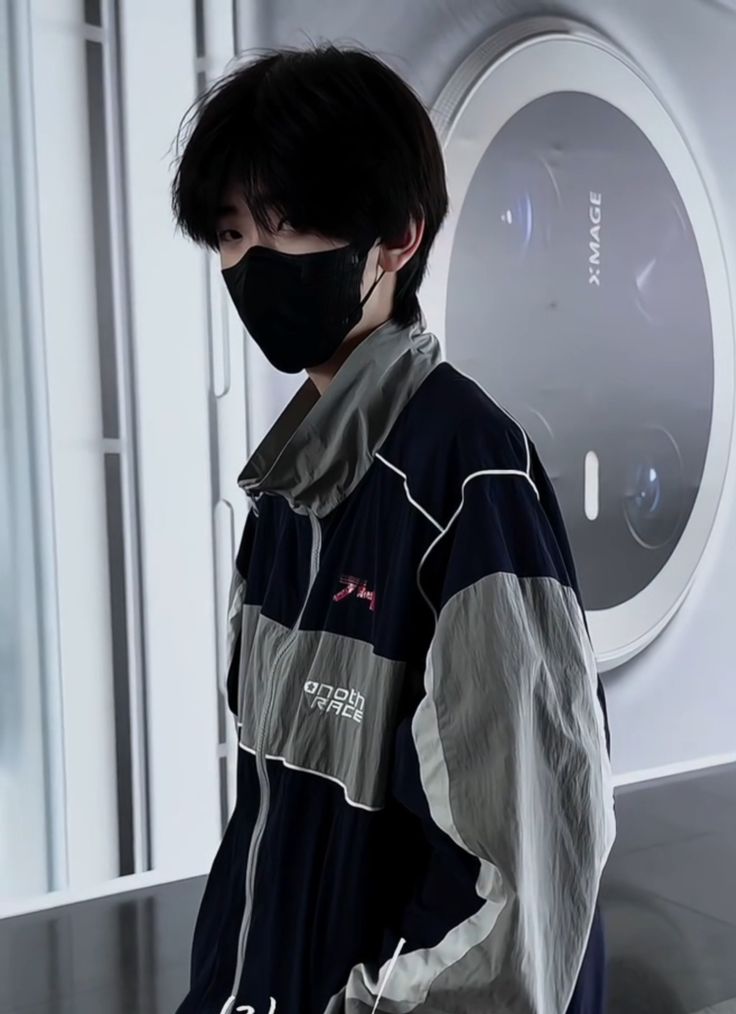 Ảnh con trai đeo khẩu trang đen 2