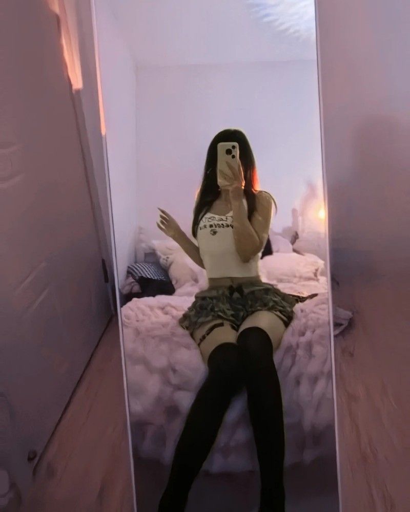 Gái Xinh Che Mặt Bằng Điện Thoại 10