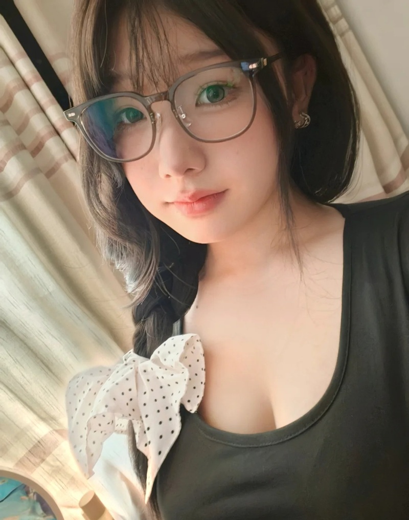 Gái Xinh Đeo Kính 36