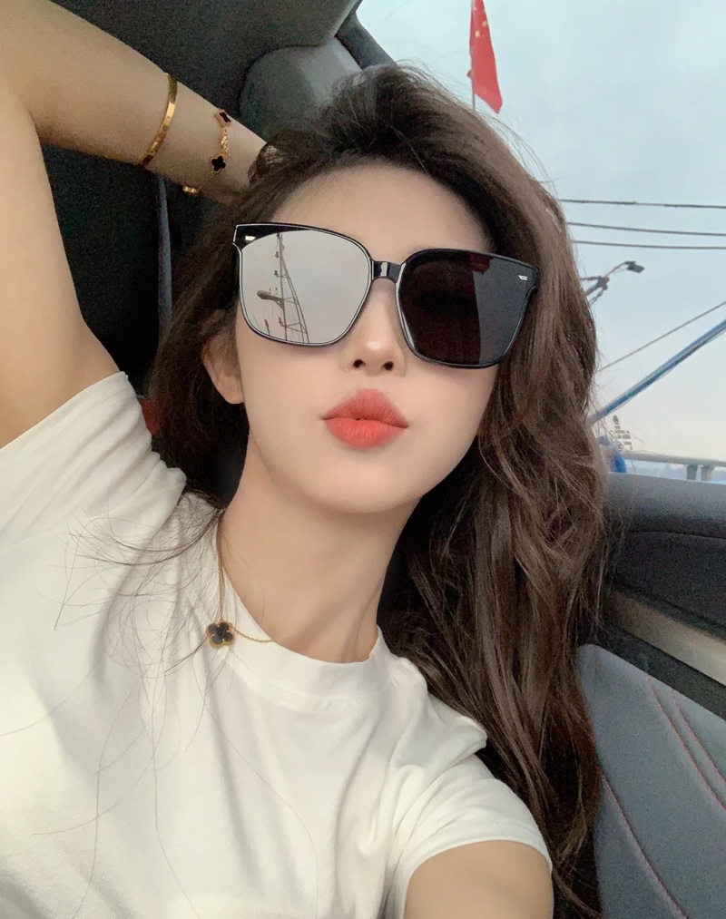 Gái Xinh Đeo Kính 25