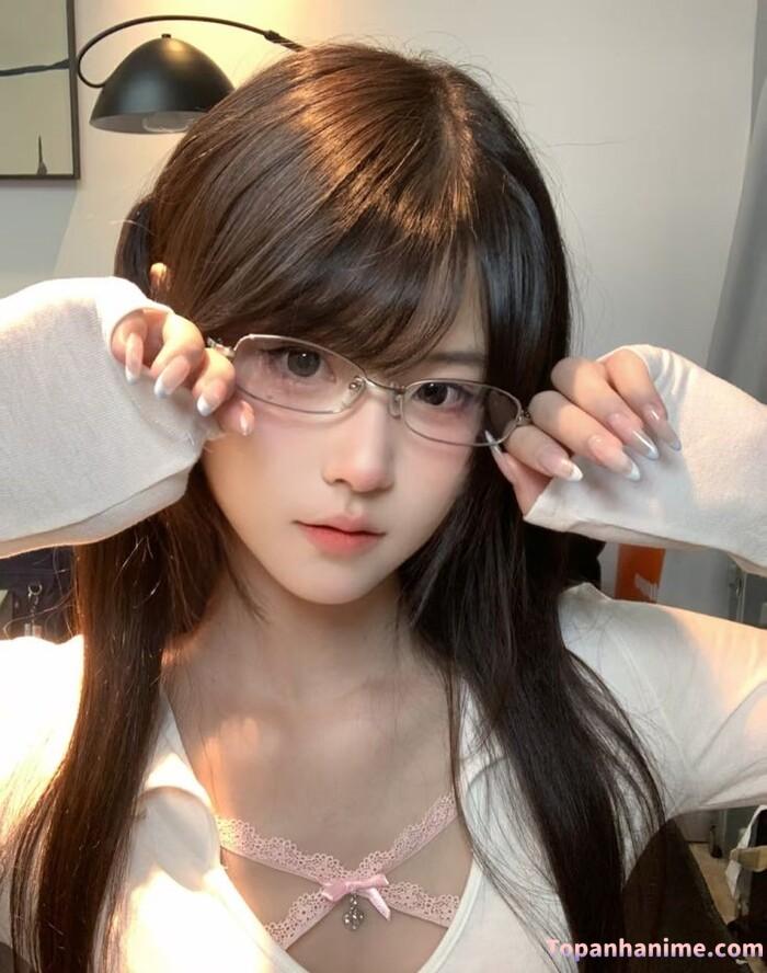 ảnh gái xinh tóc dài đeo kính che mặt 18