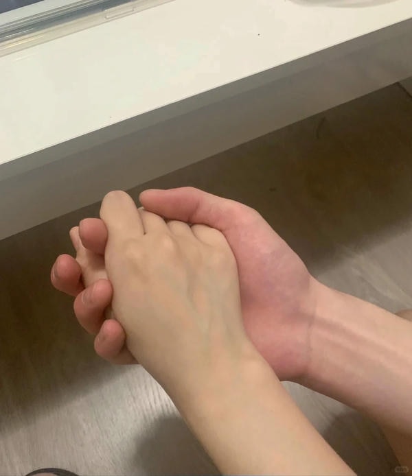 ảnh nắm tay nhau thật 21