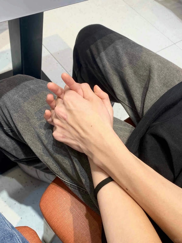 ảnh nắm tay nhau thật 27