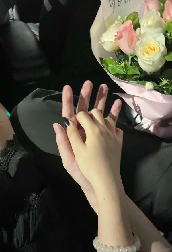 ảnh nắm tay nhau thật 29