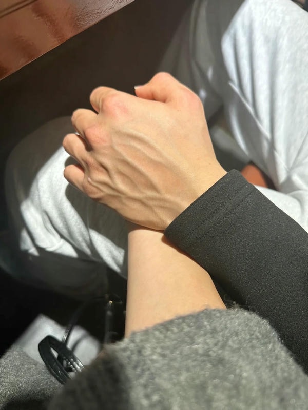 ảnh nắm tay nhau thật 35