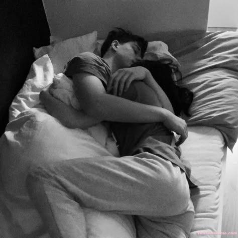 Ảnh ôm người yêu ngủ 6