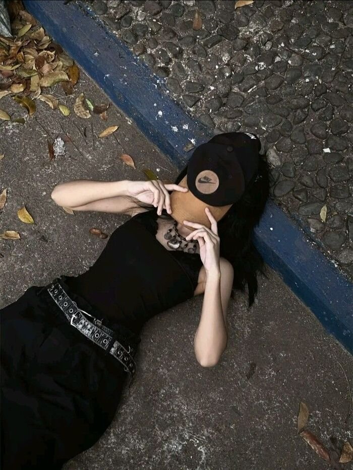 Attractive Instagram Hidden Face DP for Girls 7