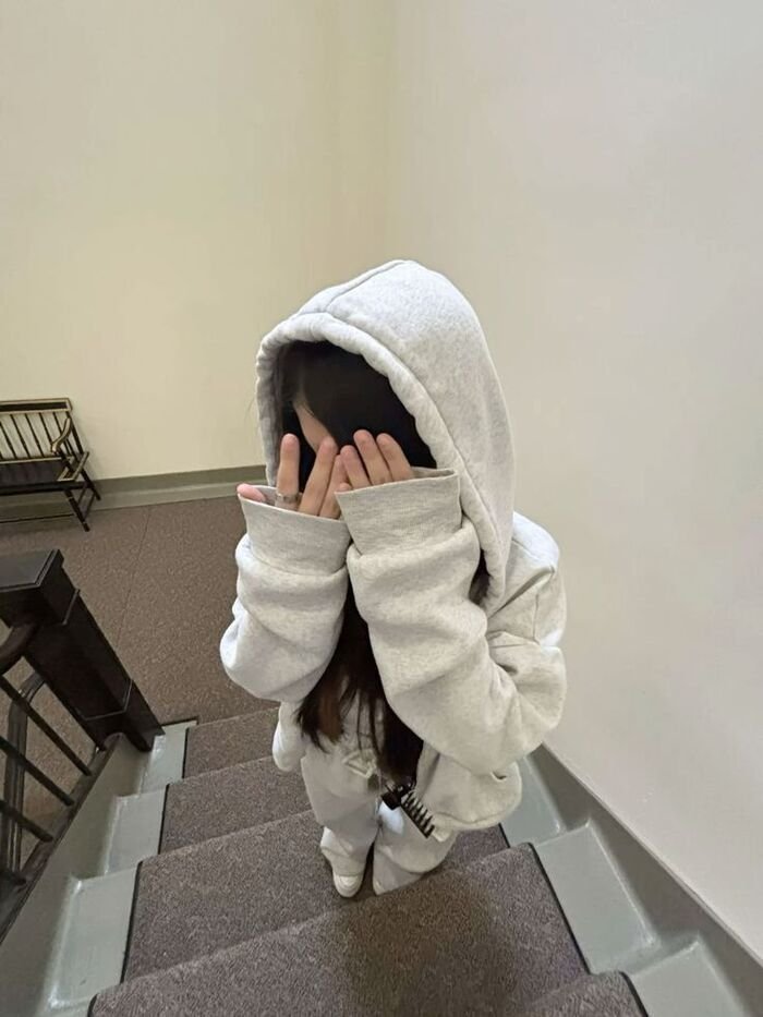 Attractive Instagram Hidden Face DP for Girls 11