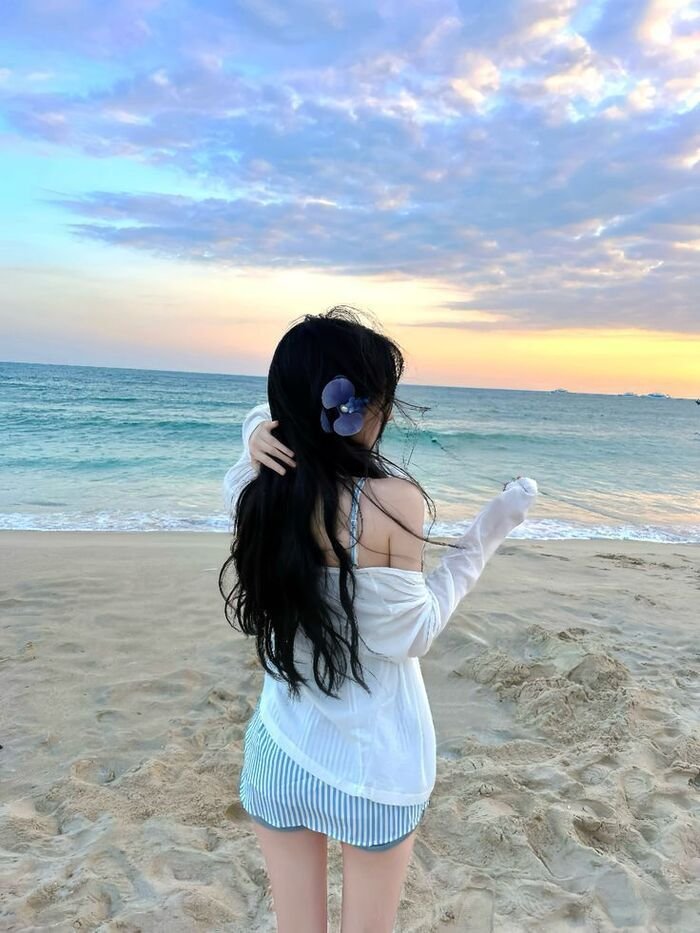 Attractive Instagram Hidden Face DP for Girls 12