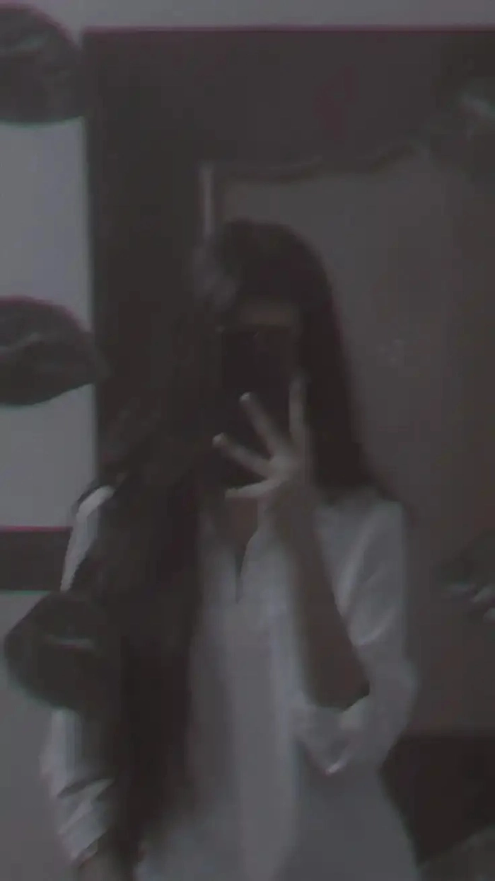 Attractive Instagram Hidden Face DP for Girls 36