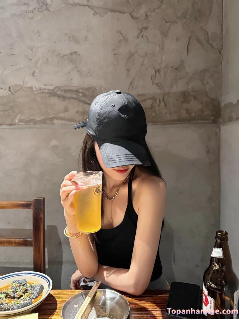 ảnh con gái uống bia 55