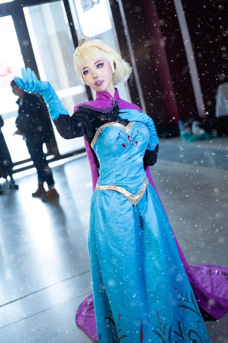 ảnh Elsa và Anna Cosplay 33