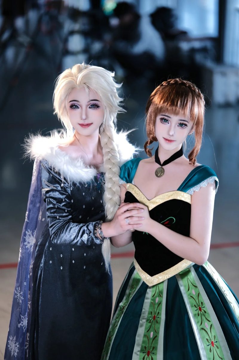 ảnh Elsa và Anna Cosplay 14