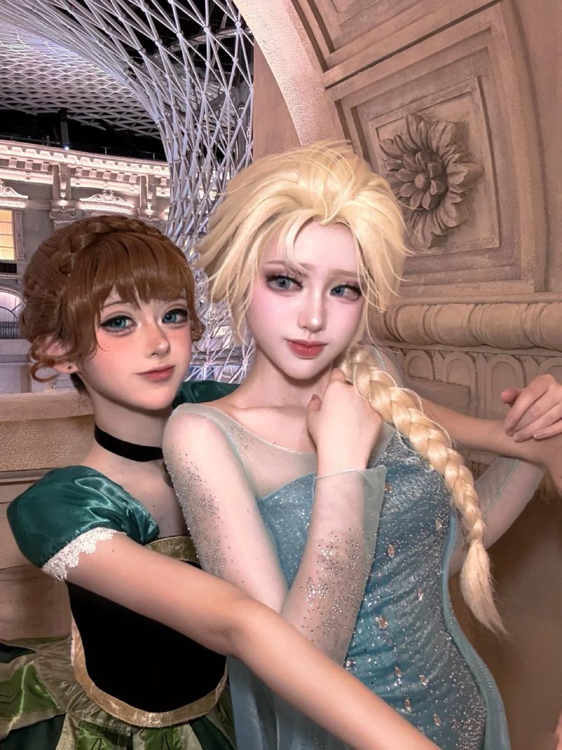 ảnh Elsa và Anna Cosplay 4