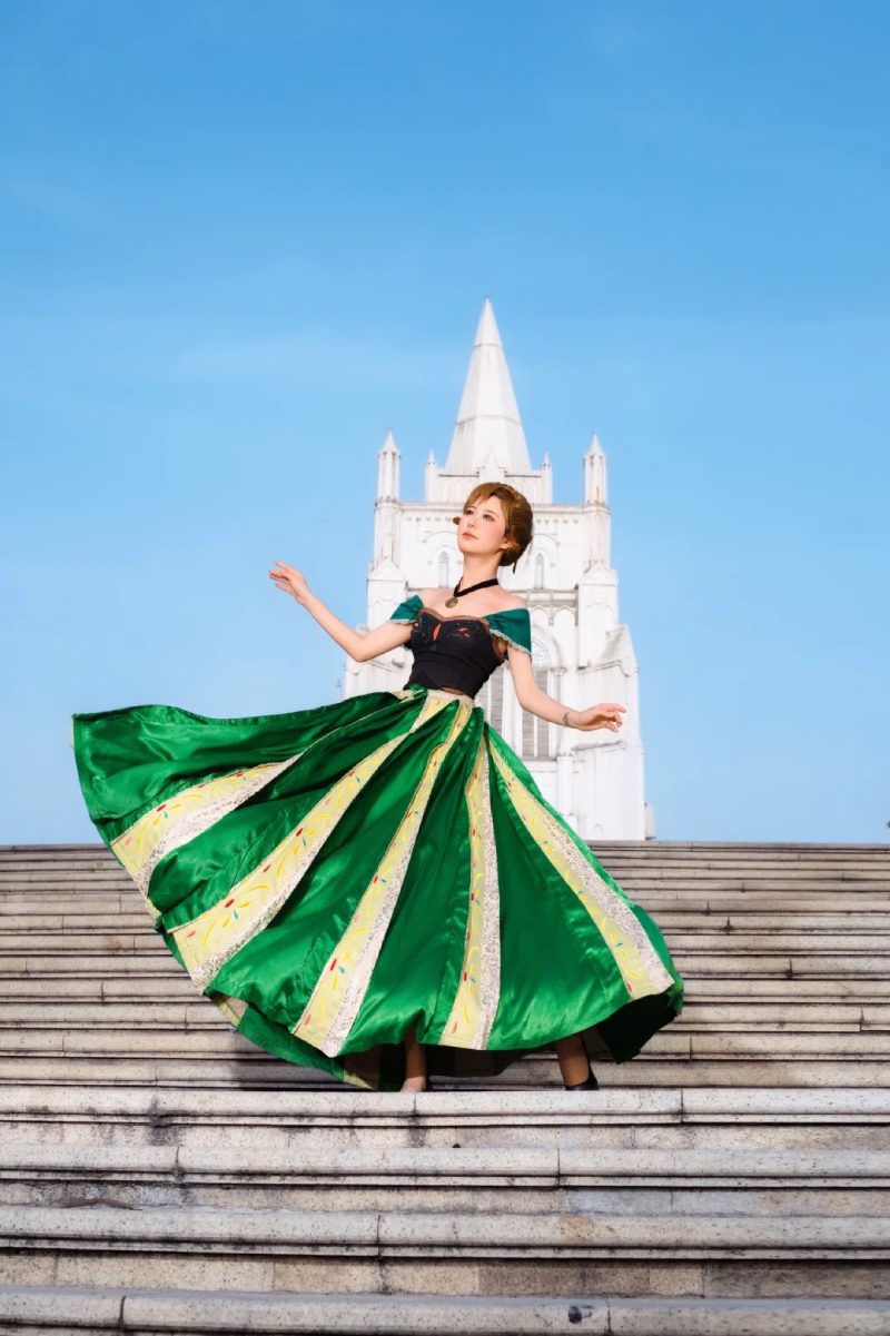 ảnh Elsa và Anna Cosplay 30