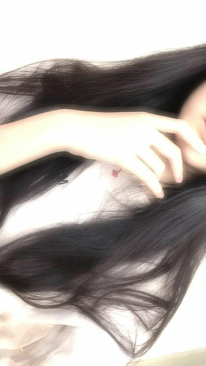 Attractive Instagram Hidden Face DP for Girls 42