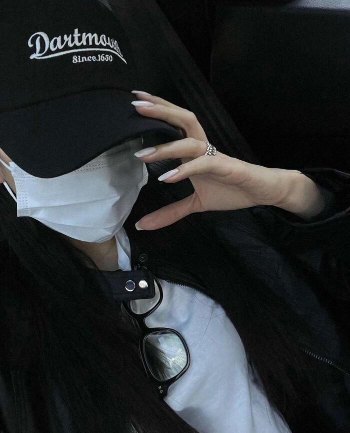 Attractive Instagram Hidden Face DP for Girls 16