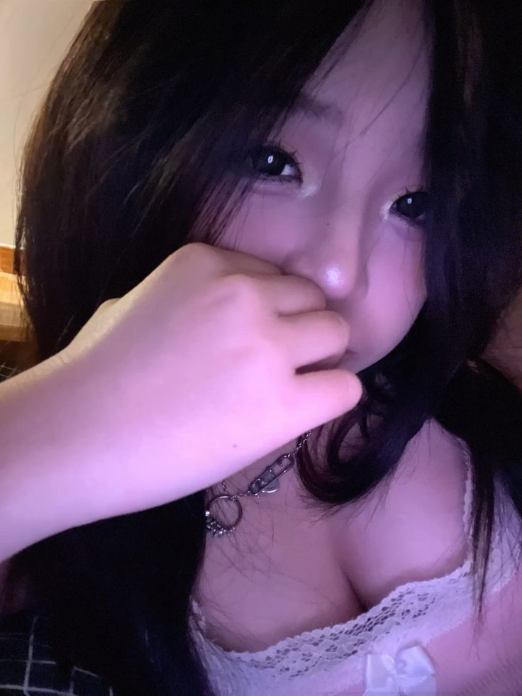 hình Gái vú bự 2