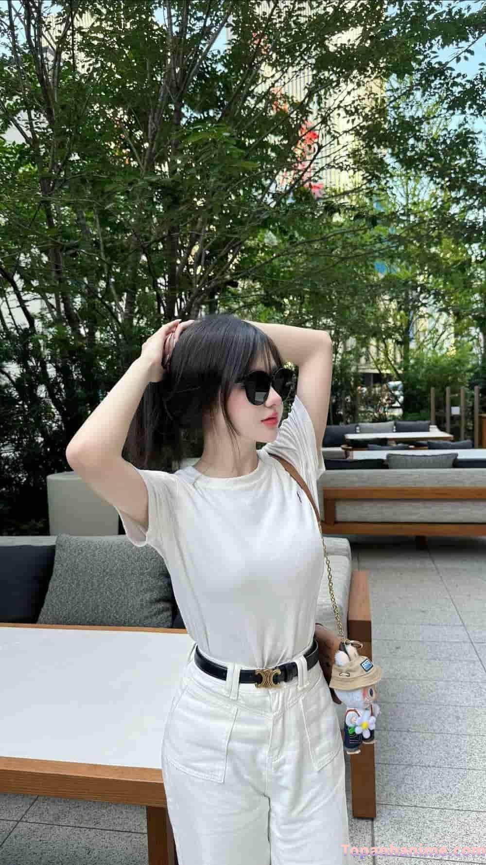 ảnh gái xinh tóc dài đeo kính che mặt 6