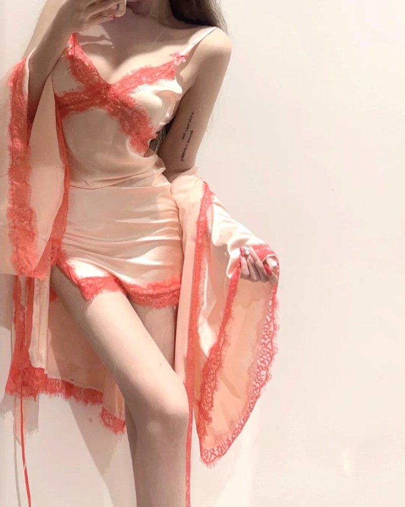 Gái xinh hở hang 24