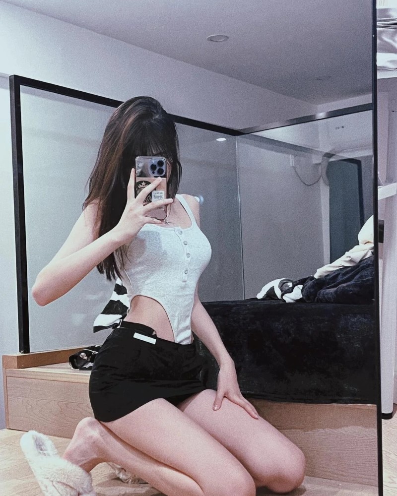 Gái xinh hở hang 4