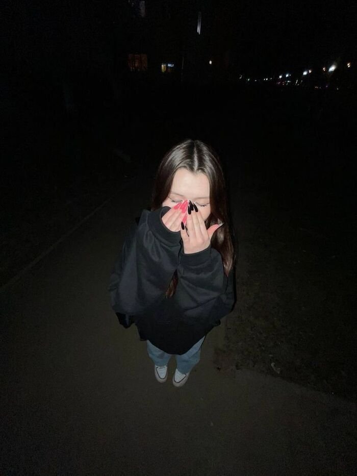 Attractive Instagram Hidden Face DP for Girls 18