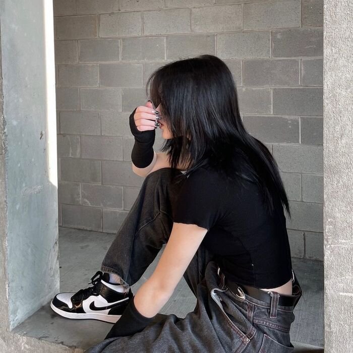 Attractive Instagram Hidden Face DP for Girls 22