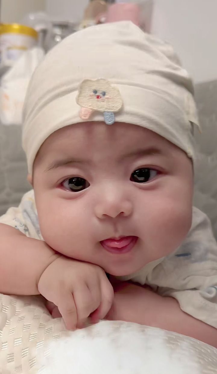 Hình Ảnh Em Bé Sơ Sinh Dễ Thương 15