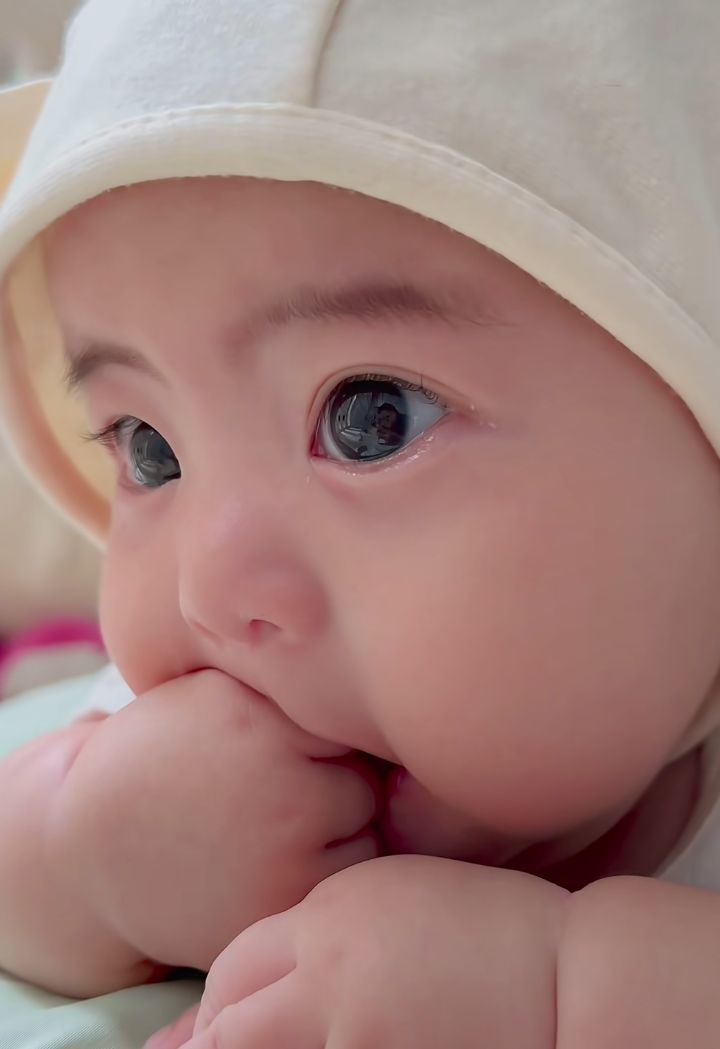 Hình Ảnh Em Bé Sơ Sinh Dễ Thương 14