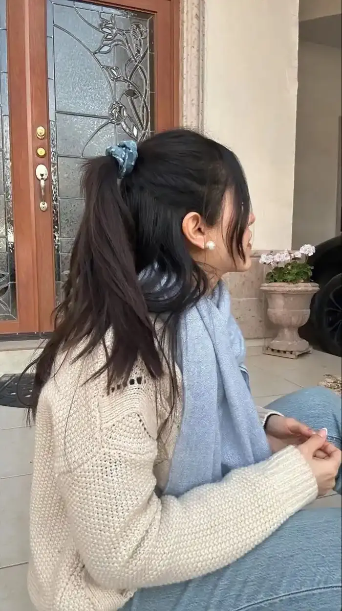 Attractive Instagram Hidden Face DP for Girls 46