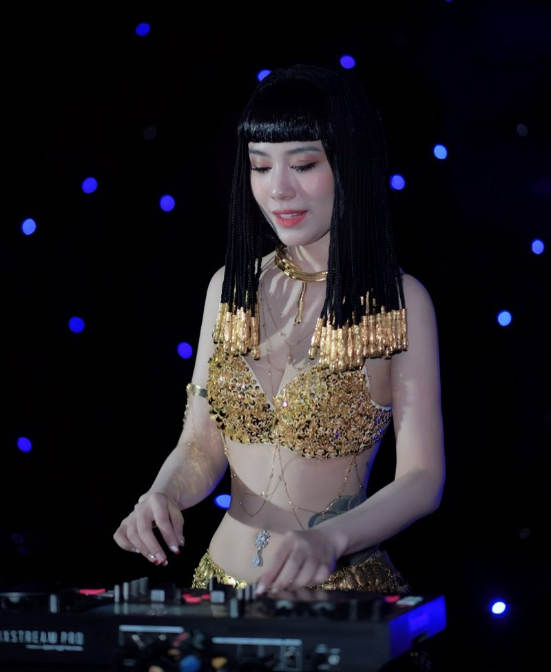 hình ảnh Linh miu Sexy 35