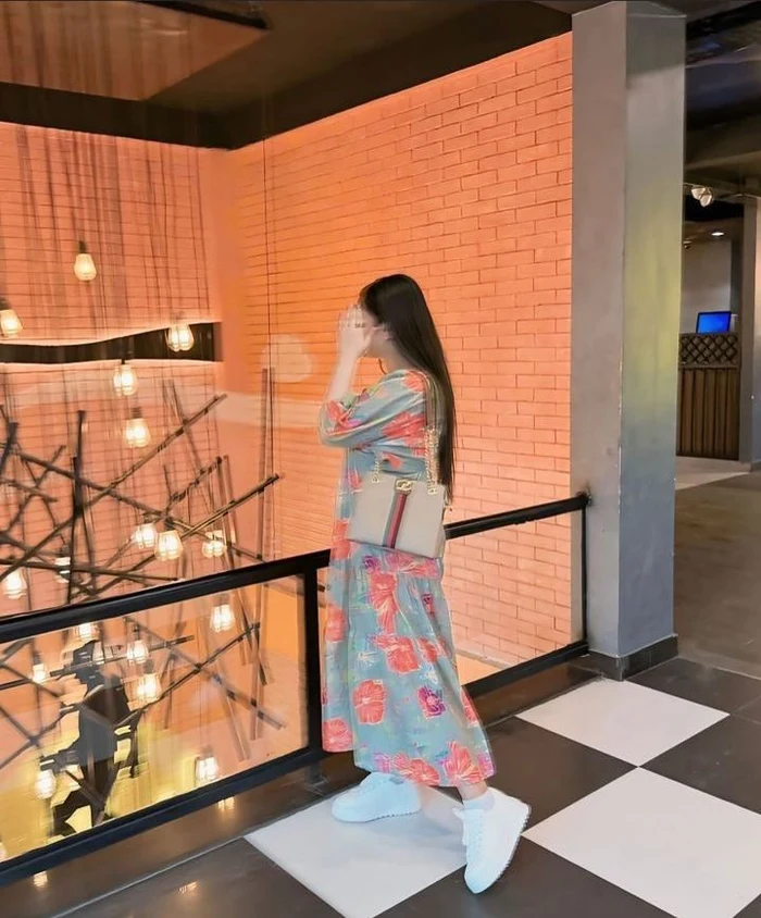 Attractive Instagram Hidden Face DP for Girls 51