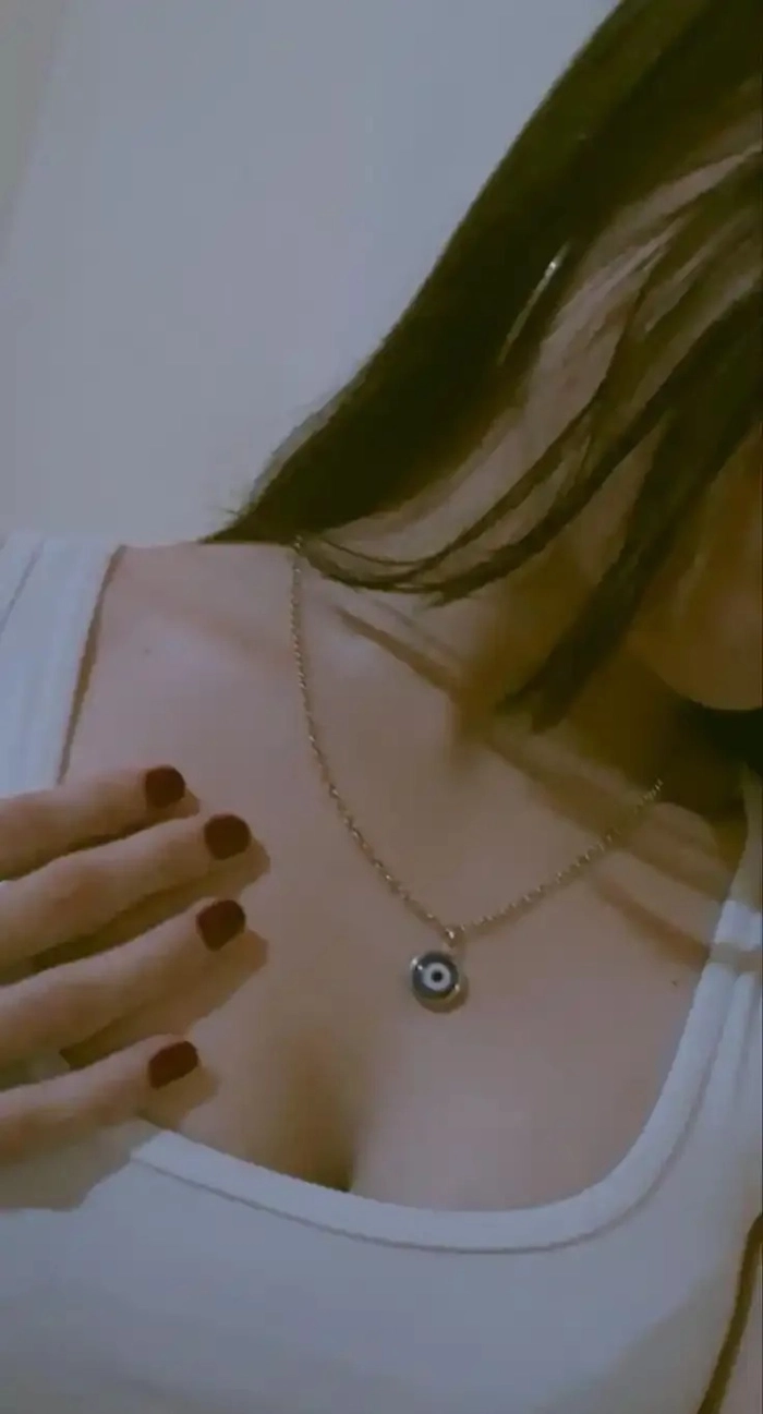 Attractive Instagram Hidden Face DP for Girls 52