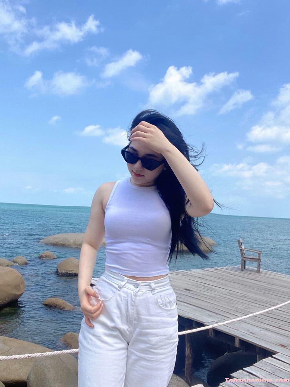 ảnh gái xinh tóc dài đeo kính che mặt 9